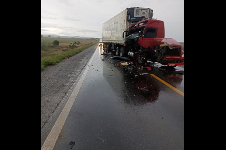 Grave acidente envolvendo duas carretas e um carro é registrado na BR-230, em Sousa