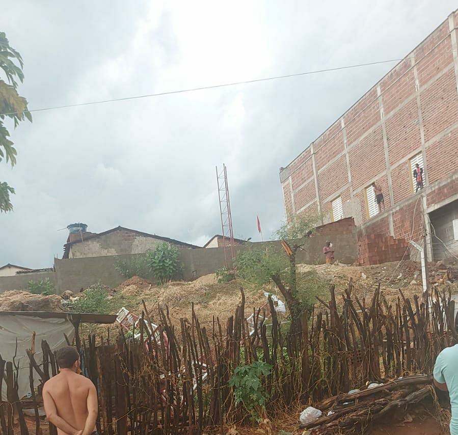 Torre da repetidora de sinal de Tv se parte ao meio durante chuvas de granizo no Sertão
