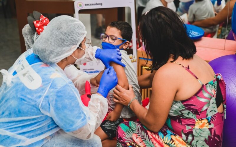 Menino com microcefalia é a primeira criança vacinada contra Covid-19 no estado da Paraíba