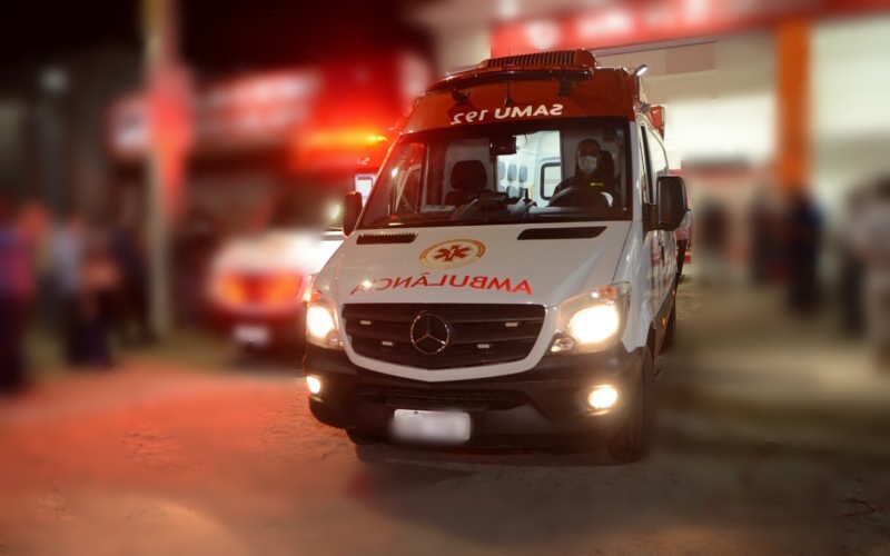 Cães de rua continuam atacando cidadãos em Patos; criança de 5 anos é mordida no rosto