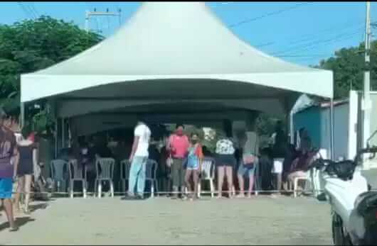 Mulher denuncia confusão em vacinação de crianças na cidade de Itaporanga, após filha de médica ter sido vacinada mesmo com fichas esgotadas. Vídeo