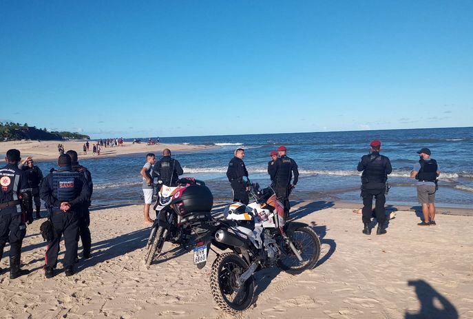 PM de folga reage a assalto, mata criminoso e comparsa que foi vingar morte, em praia de João Pessoa-PB