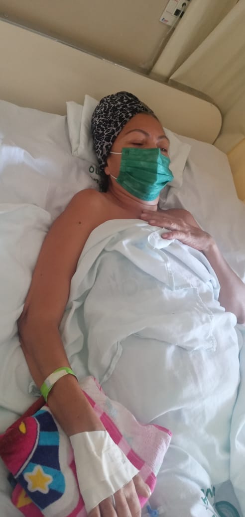 Jovem que está com a mãe em tratamento de câncer em João Pessoa pede ajuda financeira para custear despesas