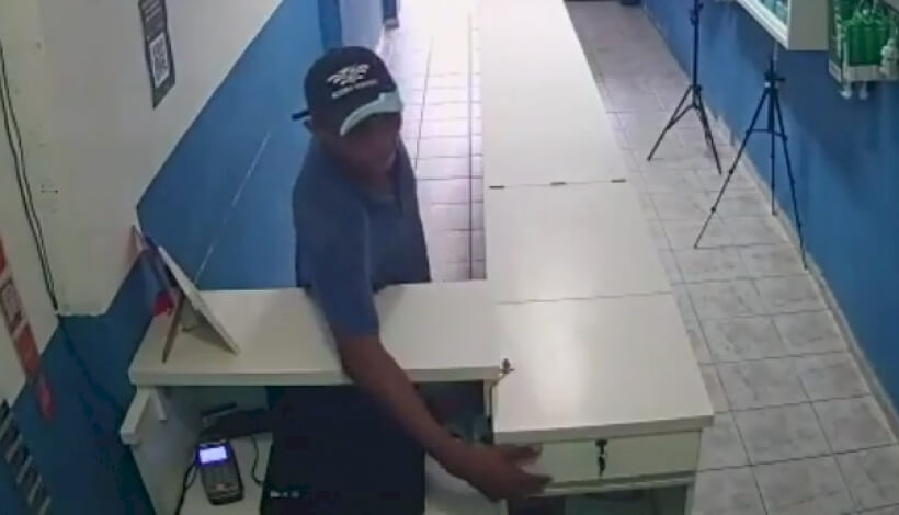 Câmera de segurança flagra furto em loja de celular na tarde desta terça (25), em Conceição; vídeo