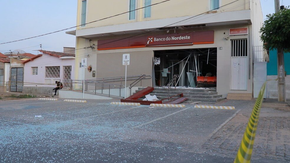 Bandidos explodem agência bancária, fecham vias públicas e fazem duas pessoas reféns, em Picuí-PB
