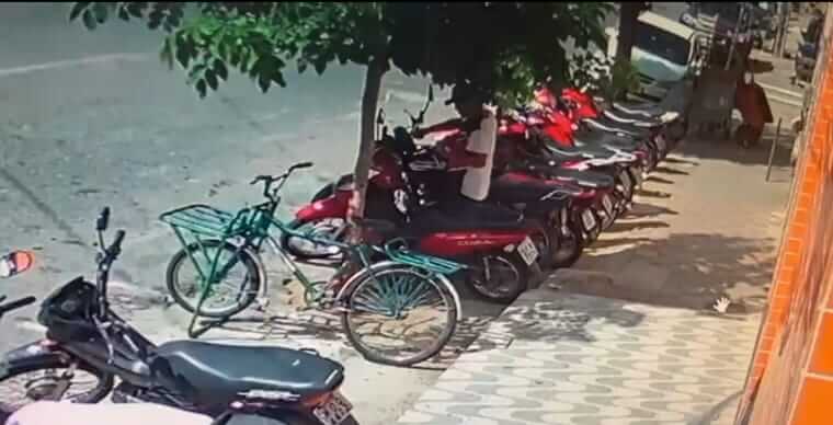 Câmera de segurança flagra homem tentando furtar motocicleta no Centro de Patos em plena luz do dia. Veja o vídeo