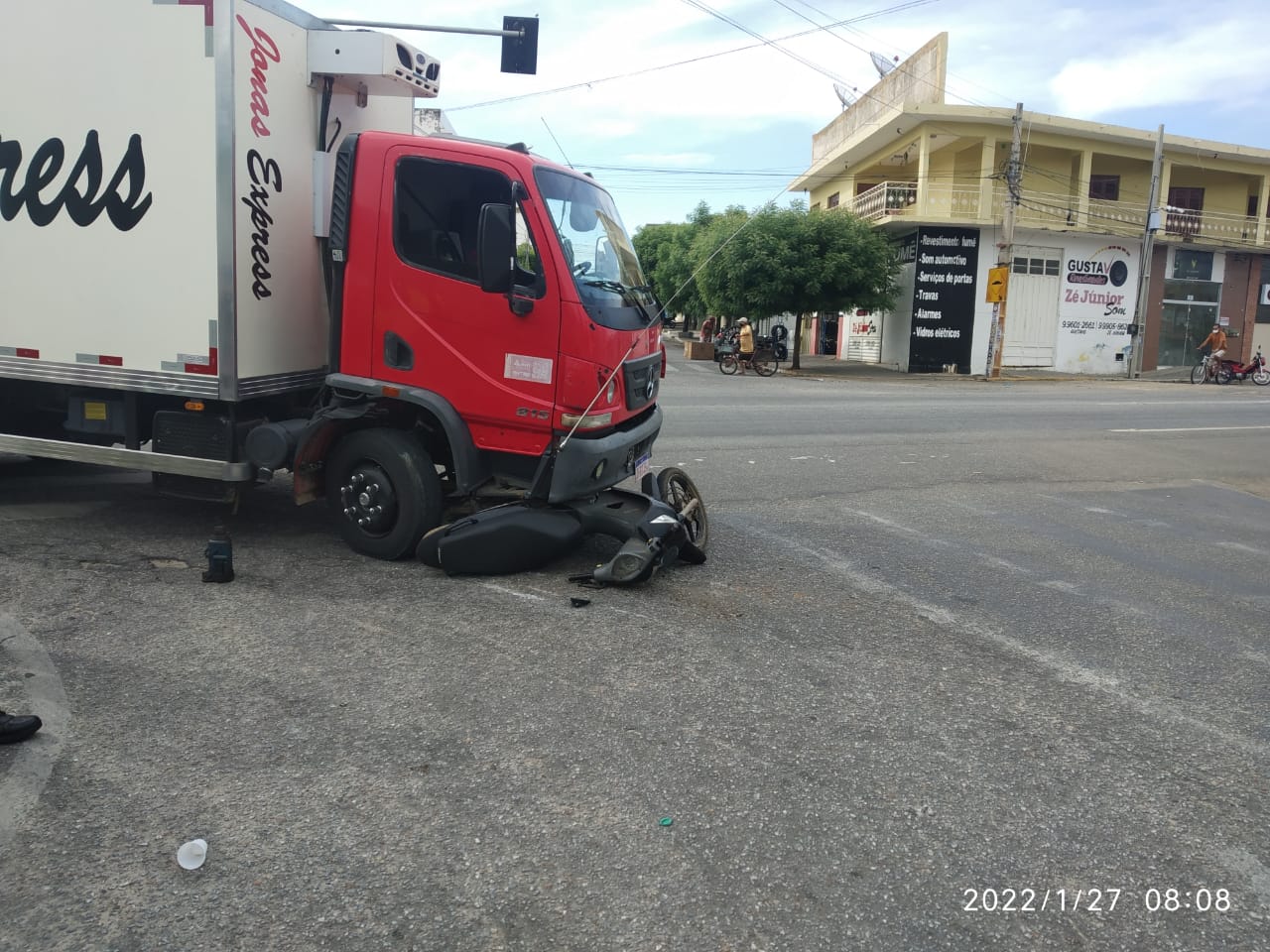 Acidente envolvendo caminhão e motocicleta é registrado na manhã desta quinta-feira (27) no Centro de Patos