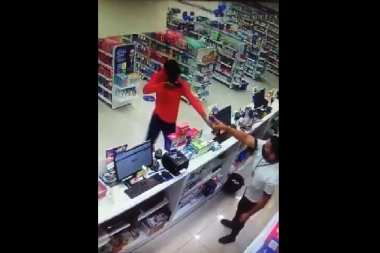 Homem armado pratica assalto em farmácia no Centro de Catolé do Rocha