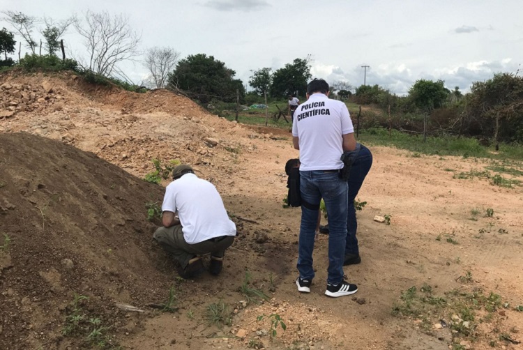 Cadáver é encontrado com braço e perna fora de uma cova rasa, em Cajazeiras