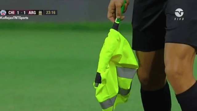 Conmebol suspende auxiliares brasileiros que improvisaram bandeirinha por 4 meses