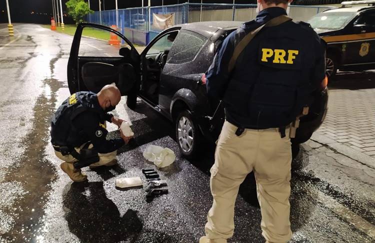 PRF prende casal que transportava droga e armas para Campina Grande, em abordagem na BR-230