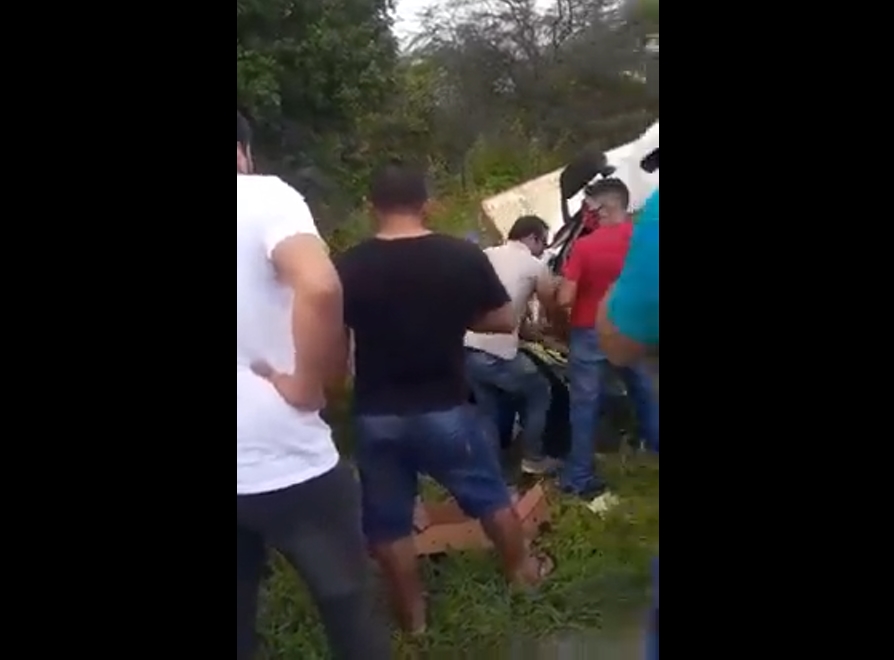 Após tombar em rodovia do Sertão caminhão tem carga saqueada pela população. Veja o vídeo