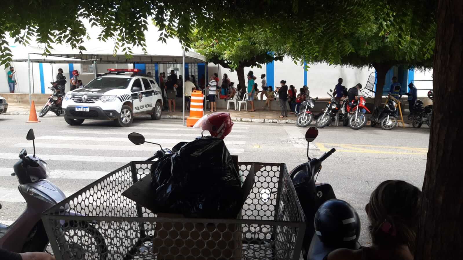 Cidadão denuncia falta de organização no Centro de Covid de Patos e distribuição irregular de fichas; prefeitura nega