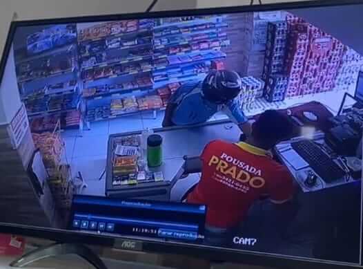 Bandidos voltam a agir em plena luz do dia em Patos e assaltam estabelecimento comercial na manhã desta segunda (31). Vídeo