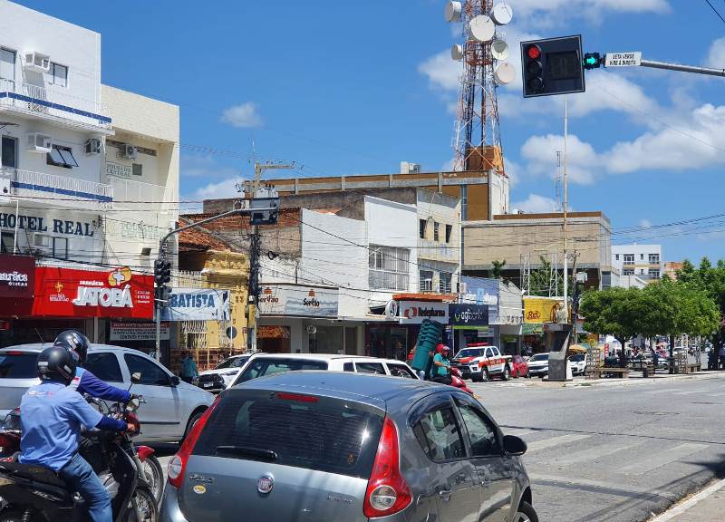 STTRANS implanta semáforo permitindo a conversão à direita no cruzamento das ruas Solon de Lucena e Peregrino Filho