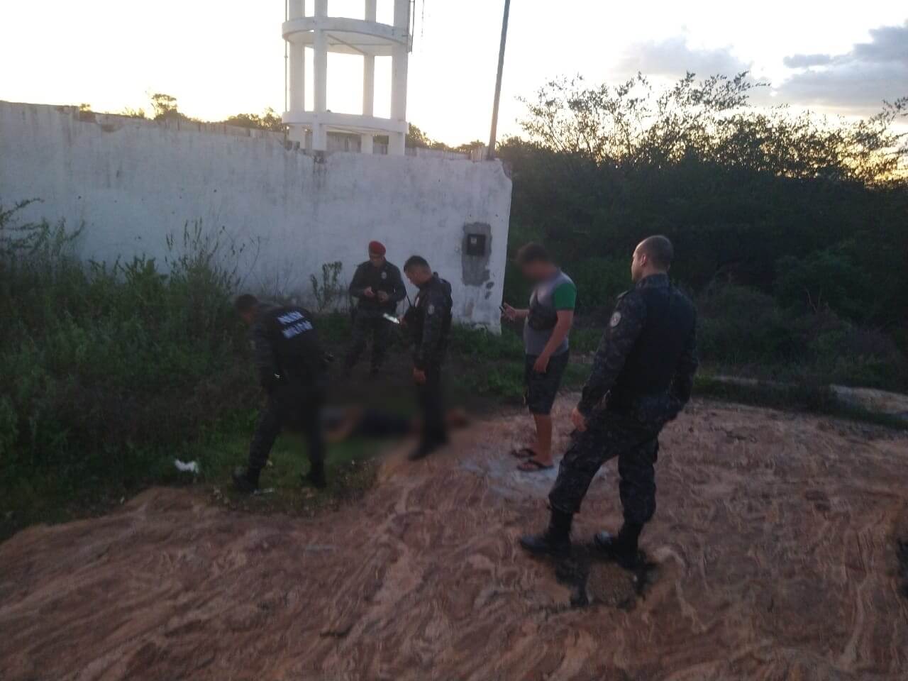 Corpo é encontrado com pés e mãos amarrados na tarde desta terça-feira (01), em matagal no Conjunto Itatiunga, em Patos