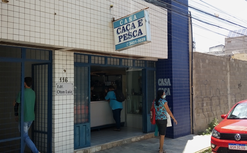 Bandidos tentam assaltar loja Caça e Pesca no início da manhã desta quarta (02), e agridem proprietário