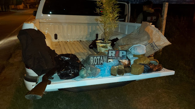 Após varredura em terreno, PM apreende mais de 15kg de maconha na noite desta quarta-feira (02), no bairro do Jatobá, em Patos