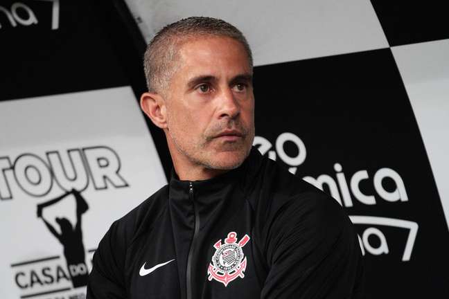 Após derrota contra o Santos, Sylvinho é demitido do Corinthians