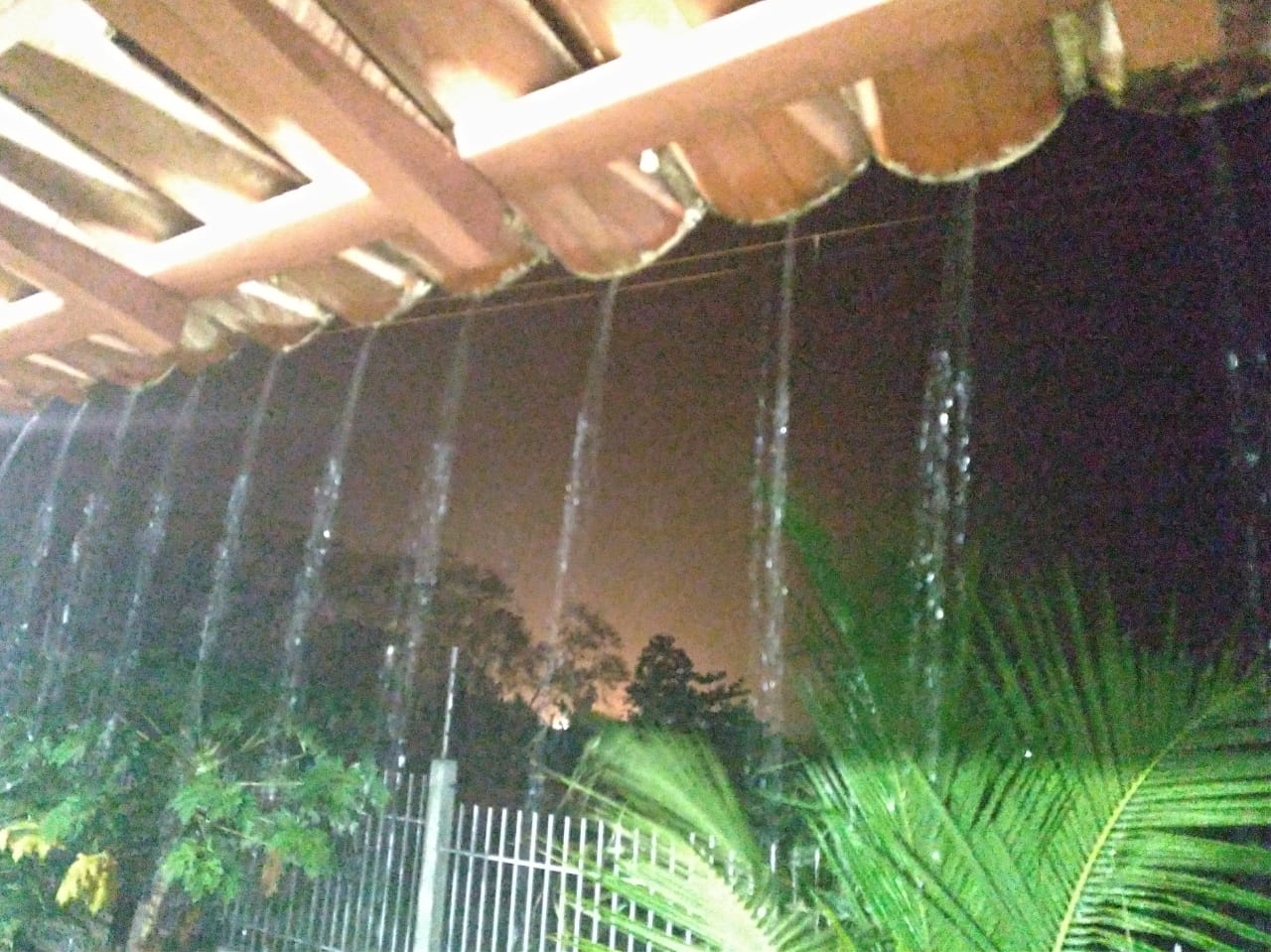 Depois de um dia de muito calor volta a chover na região de Patos. Veja o vídeo