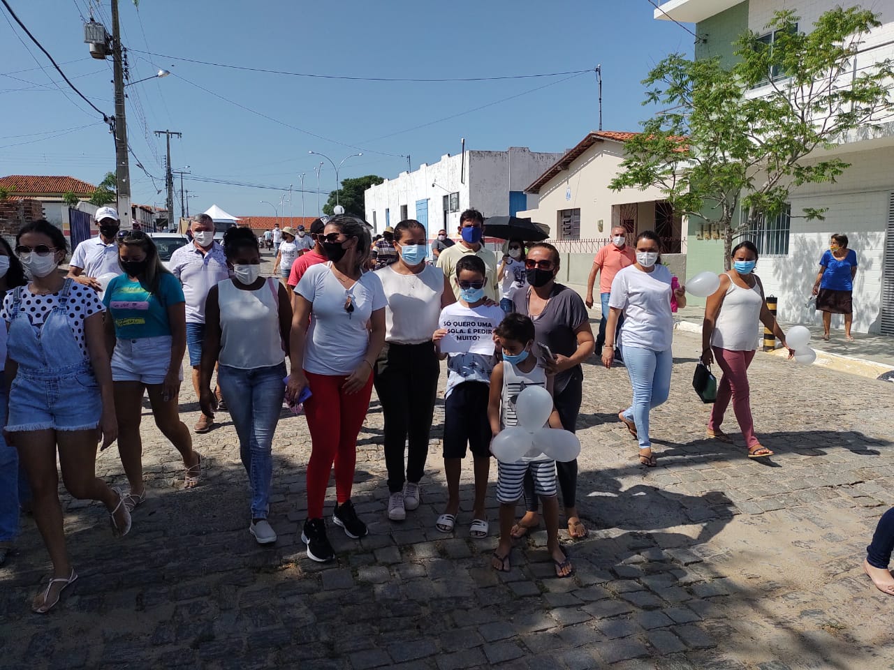 Pais de alunos de escola municipal de Várzea fazem manifestação contra o fechamento de escola e pedem o início do ano letivo