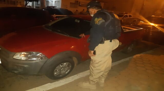 PRF prende dois homens e apreende veículo com restrição de roubo/furto na BR-230, próximo à Pombal