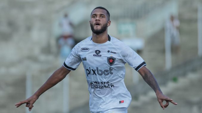 Gustavo Coutinho segue brilhando e garante vitória do Botafogo-PB sobre o Atlético-CE