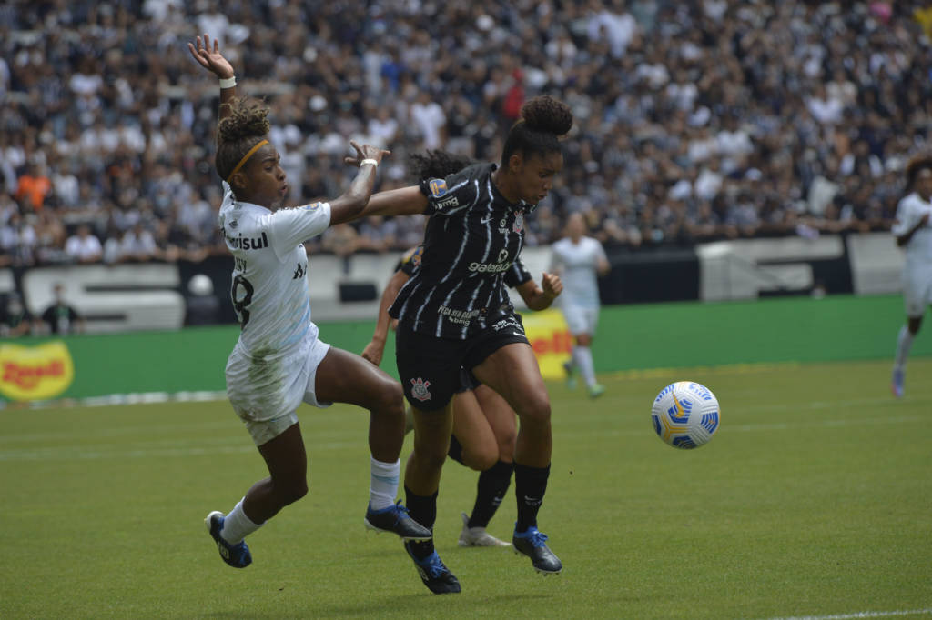 Corinthians marca no fim, bate Grêmio e conquista título inédito da Supercopa feminina