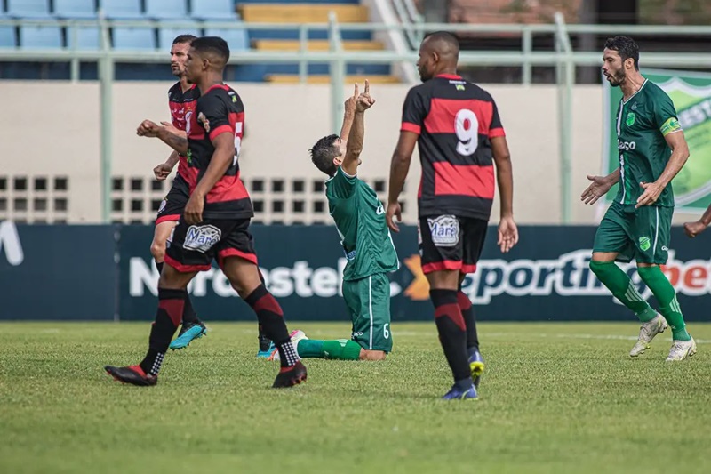 Campinense perde para o Floresta-CE em jogo de muitos gols