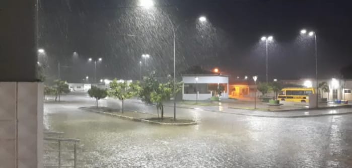 Noite de domingo (13) com muita chuva em São José de Espinharas. Vídeo