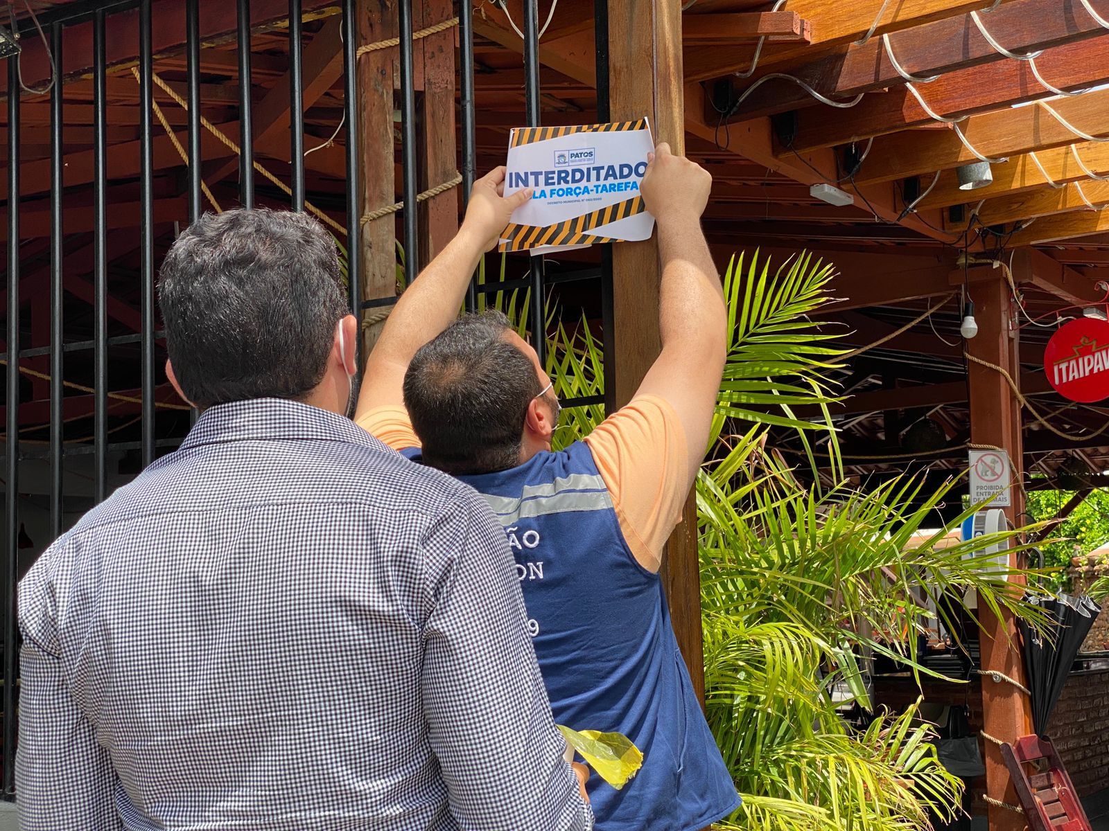 Restaurante é interditado após descumprir decreto e realizar show artístico com aglomeração em Patos