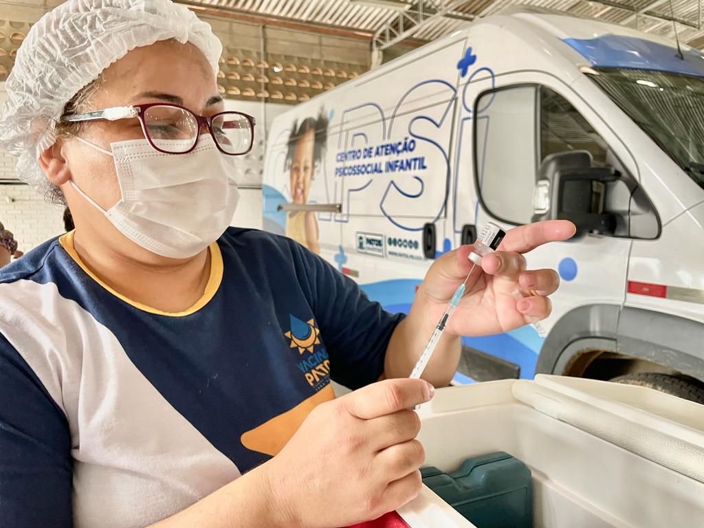 Em Patos, vacinação contra covid continua para jovens e adultos, mas crianças ainda aguardam nova remessa