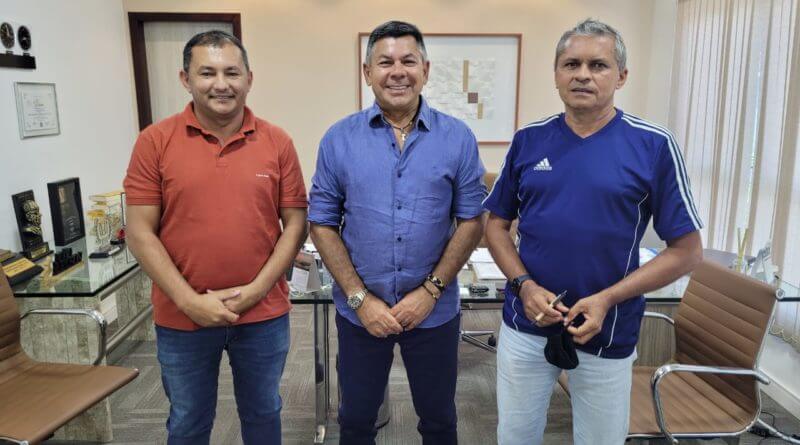 Suélio, João Leuson e Marcos Nascimento se reúnem para discutir projeto de reestruturação do Nacional de Patos