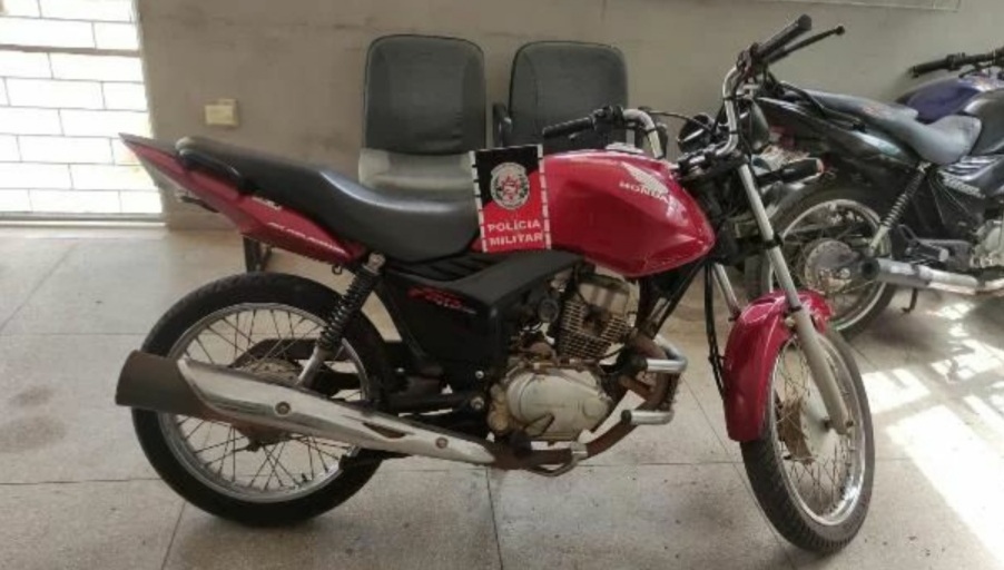 Polícia Militar prende homem foragido da justiça e recupera moto com restrição de roubo/furto, na zona rural de Teixeira