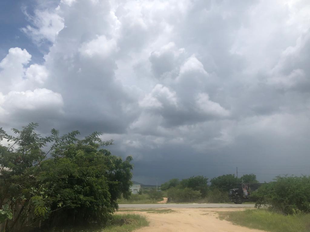 Chuva com trovões é registrada próximo a Santa Terezinha-PB na manhã deste domingo (20). Veja o vídeo