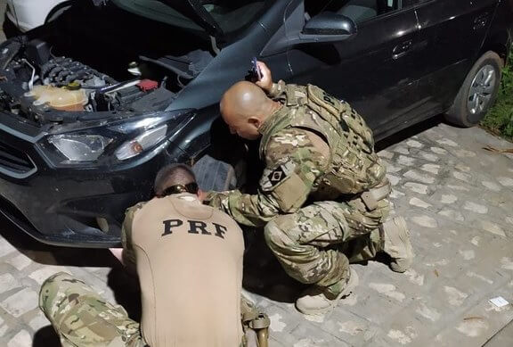 Após operação em Uiraúna, PRF recupera dois veículos roubados e conduz um homem e uma mulher à Delegacia