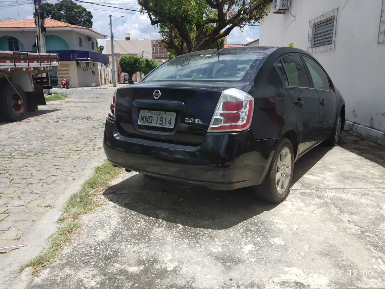 Após denúncia de moradores, STTrans recolhe carro que estava abandonado em calçada no bairro Belo Horizonte há cerca de 1 ano
