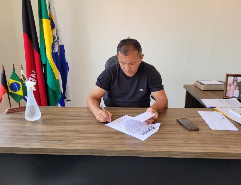 Prefeitura de Catingueira sanciona lei que dispõe sobre a atualização do piso salarial dos professores