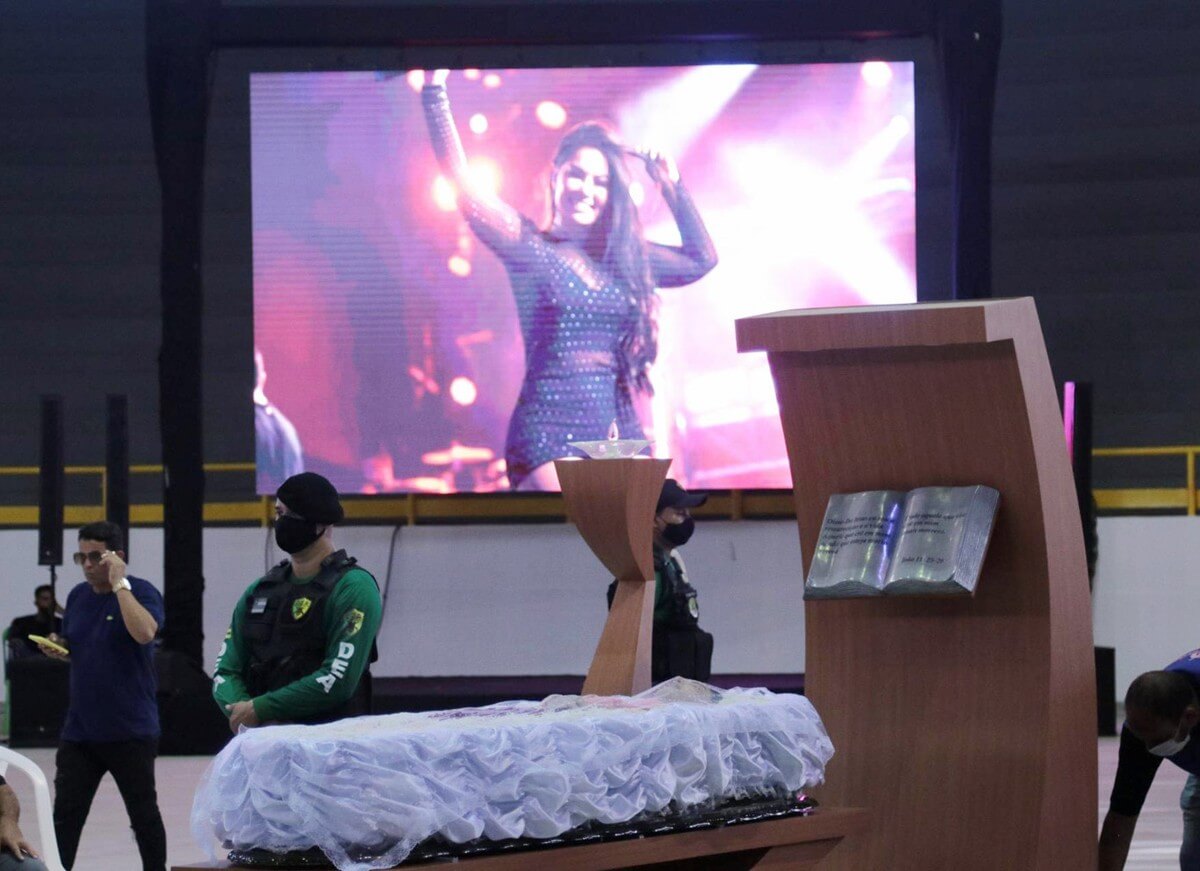 Amigos, familiares e fãs se despedem de Paulinha Abelha em velório