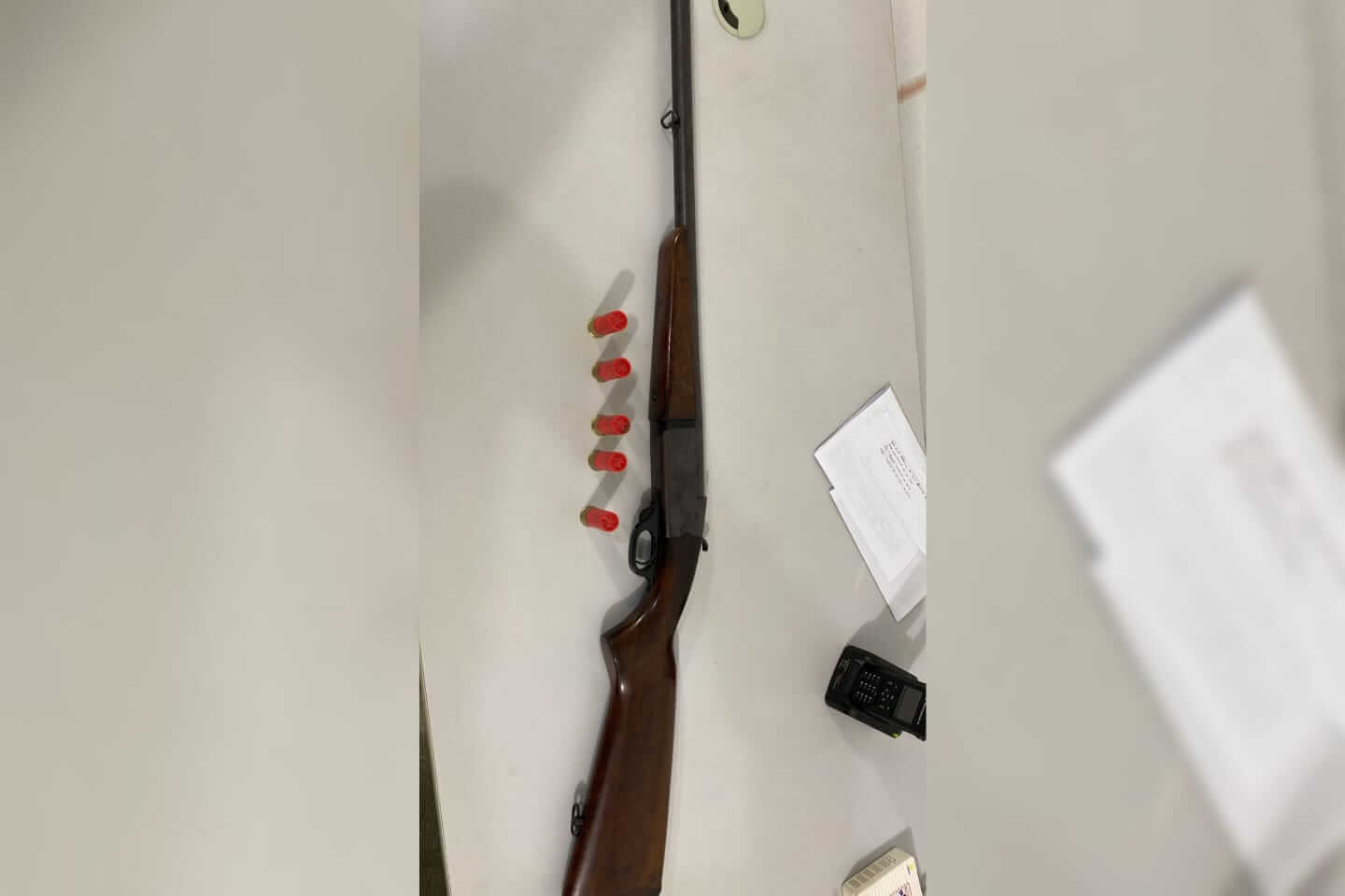 Polícias apreendem arma e prendem homem suspeito de intimidar moradores na zona rural de Taperoá