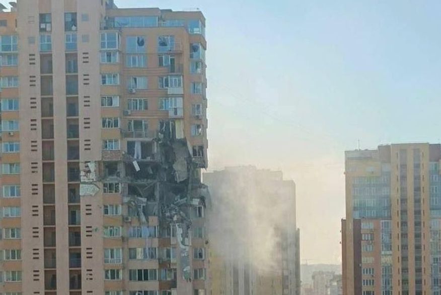 Míssil atinge prédio residencial em Kiev, capital da Ucrânia
