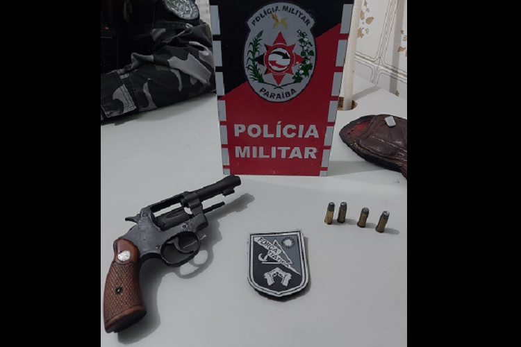 Homem cai de moto após tentar fugir da PM, e é preso com arma e munições intactas, na região de Pombal