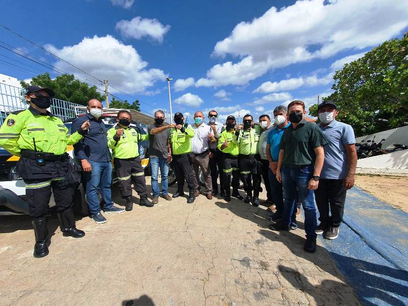 Prefeito de Patos entrega novos veículos para a STTRANS