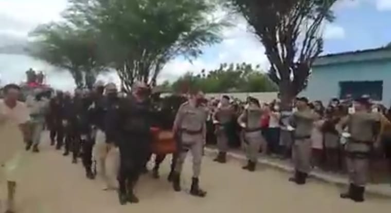 Sob forte comoção e homenagens, corpo de Cabo Juliano é sepultado na manhã deste domingo (27), em Patos. Vídeo