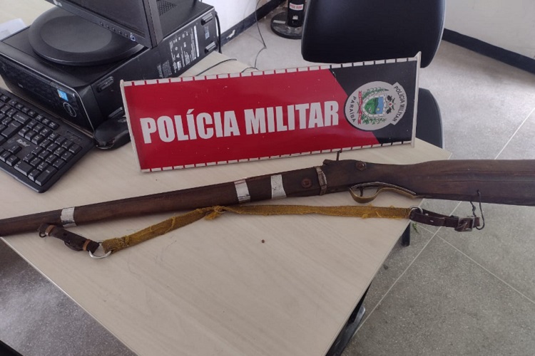 PM apreende arma e conduz homem à delegacia acusado de ameaçar o próprio pai, em Cajazeiras