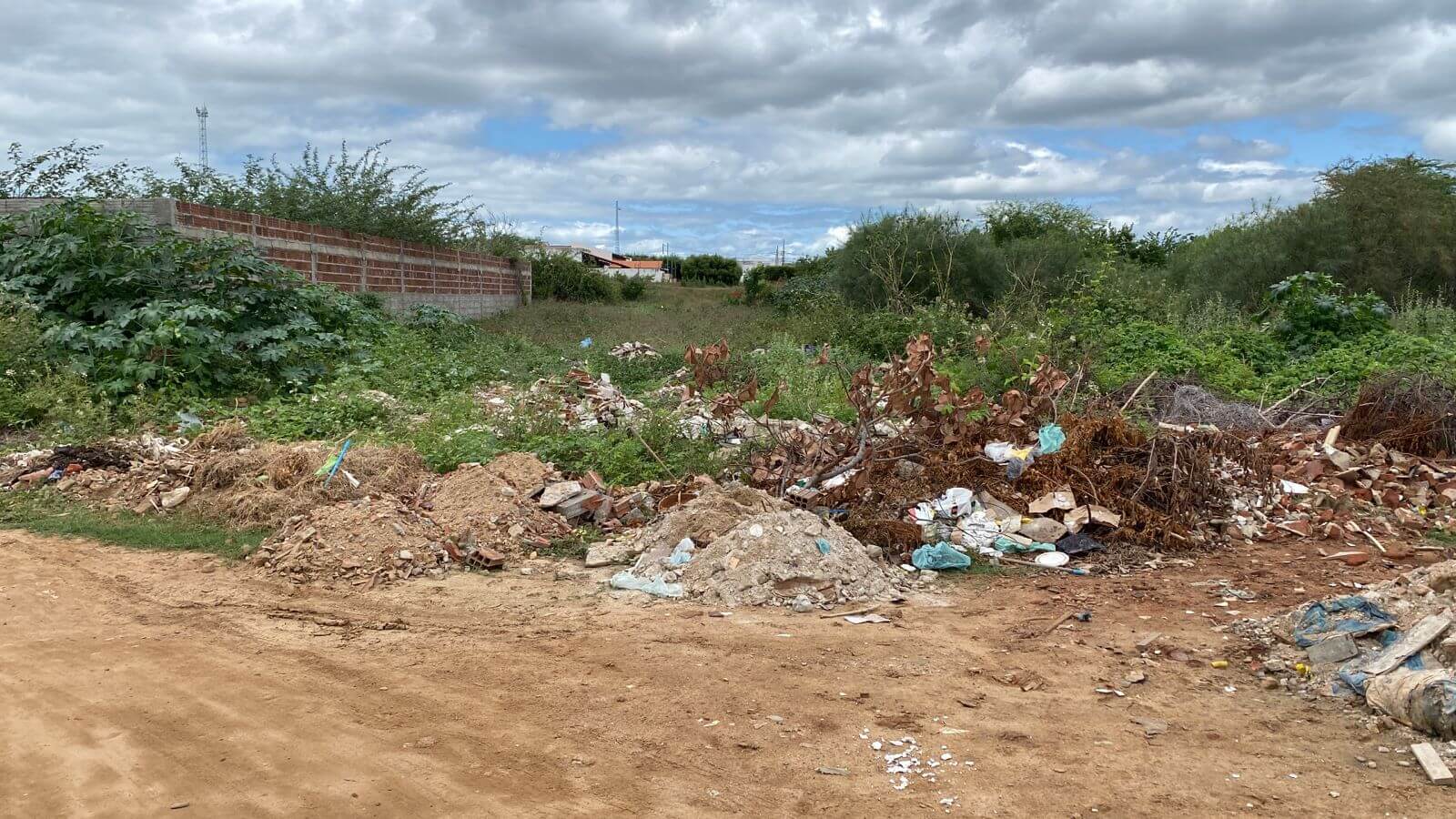 Cidadão pede solução para entulhos despejados em terrenos e lixo pelas ruas do Novo Horizonte, em Patos