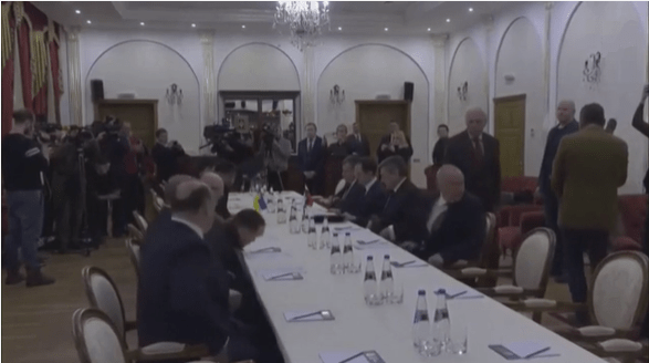 Comitivas russas e ucranianas iniciam conversas em Belarus para possíveis negociações