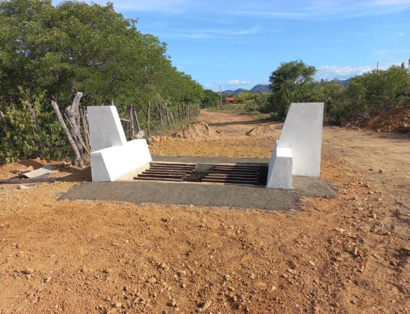 Prefeitura de Catingueira constrói um mata-burro e recupera uma passagem molhada na zona rural