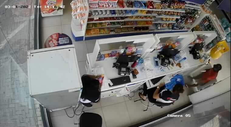 Bandido armado com faca assalta farmácia na tarde desta terça-feira (01), no Centro de Patos. Vídeo
