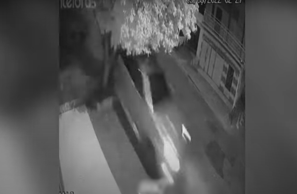 Passageira é arremessada para fora de carro após colisão com árvore, em Coremas. Veja o vídeo